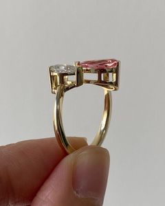 Anillo de compromiso de doble pera con banda abierta, circonita cúbica rosa, anillo clásico llamativo Toi Et Moi, anillo de oro de 14k - Product Image 3