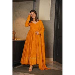 ENSEMBLE DE COSTUME EN GEORGETTE BRODÉ MOUTARDE - Product Image 2