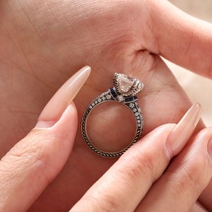 Bague Solitaire Premium en Or Massif 18K Bicolore avec Diamant de Laboratoire de 4,5 carats, Coupe Ancienne Inspirée de l'Époque Antique, Accents Saphir Bleu - Product Image 2