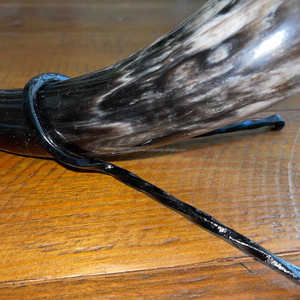 Cuerno Vikingo Tallado de Alta Calidad India para Beber, con Elegante Soporte de Metal Pulido, Decoración Náutica para el Hogar, 500-600 ml - Product Image 4