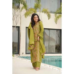 Ensemble 3 pièces pour femme en soie Chinnon brodée Zari : haut, pantalon et dupatta - Product Image 4