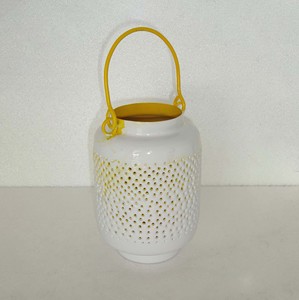 Lanterne à bougie en métal blanc cassé et rose, motif floral ajouré, corps cylindrique, poignée en filigrane, pour table - Product Image 4
