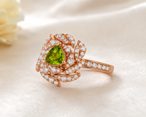 Bague florale de luxe en or 10K, 14K, 18K ou argent 925, 935 avec pierre précieuse verte taille trillon et accents de feuilles de diamant pour femme - Product Image 3