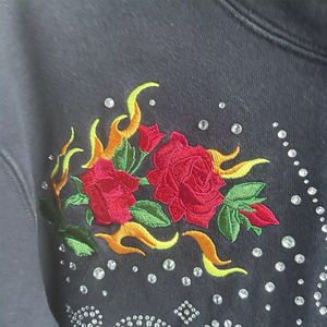 เสื้อฮู้ดดี้ผู้ชายปักโลโก้คริสตัลวิบวับ ผ้าฝ้ายฟลีซ แฟชั่นสวยงาม ออกแบบโลโก้ด้วยเพชรเทียม รับผลิตเสื้อผ้า - Product Image 6