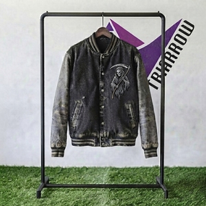 Chaqueta Varsity de Forro Polar con Mangas de Cuero, Estilo Vintage, Lavado Ácido, para Hombre, Precio Bajo, Chaqueta Bomber Pesada con Parches y Botones a Presión - Product Image 1