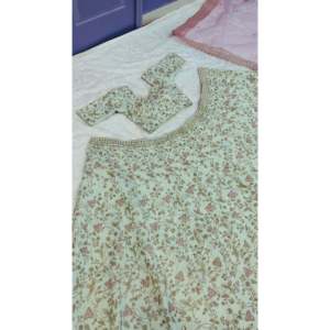 Lehenga choli ชุดปาร์ตี้ออกแบบด้วยด้ายและ dori ทำงานเครื่องประดับชาติพันธุ์อื่นๆ - Product Image 2