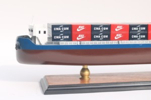 Contenedores Rojos y Azules CMA CGM - Modelo de Buque de Carga Comercial de Madera Hecho a Mano - Product Image 3