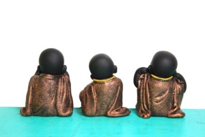 Estatua de los Tres Monjes Sabios de Resina, Artesanía Moderna Nirmala |   Decoración Art Deco Hecha a Mano: No Vea el Mal, No Oiga el Mal, No Hable del Mal - Product Image 5
