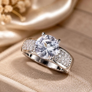 Bague de fiançailles en moissanite taille brillant ronde, en argent 925 plaqué rhodium, sertie à griffes, style classique pour femme - Product Image 1