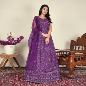 Robe de soirée élégante et écologique, coupe trapèze, manches courtes, brodée, ornée de cristaux et de paillettes, longueur ras du sol, style vintage royal, par un créateur. - Product Image 1