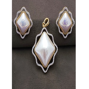 Ensemble collier et boucles d'oreilles de créateur, finition or blanc, qualité supérieure, élégant, pour mariage, collection pour femmes. - Product Image 2