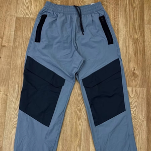 Pantalones unisex de alta calidad, personalizados, estilo cargo, con logotipo personalizado. - Product Image 1