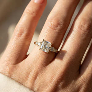 Anillo de Diamante Cultivado en Laboratorio de 2 Quilates con Corte Princesa, Oro Amarillo de 14K, 4 Acentos, Certificado IGI, Anillo de Boda Unisex de Lujo - Product Image 3