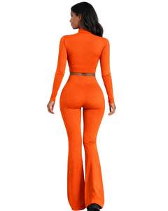 ชุดโยคะสองชิ้นสีส้มแบบกำหนดเองสำหรับผู้หญิง เสื้อครอปแบบมีซิปและกางเกงขาบานเอวสูง ผ้าสเตรช ชุดออกกำลังกาย ชุดฟิตเนส ผู้ผลิตตามสั่ง OEM - Product Image 2