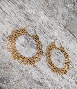 Boucles d'oreilles créoles en laiton plaqué or, motif floral mandala, forme circulaire, bijoux artisanaux en métal - Product Image 4