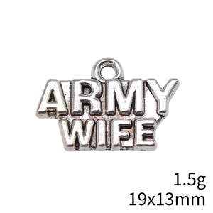 Colgante con letras 'Esposa del Ejército' 19x13mm de aleación de zinc en plata envejecida para llavero de esposa militar - Product Image 5