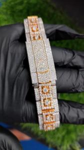 นาฬิกาฮิปฮอปสุดหรูขนาด 41 มม. แบบสองสี ประดับเพชรโมอิสซาไนต์เต็มเรือน ตัวเรือนสแตนเลสขอบทองเหลือง ดีไซน์ทันสมัยสั่งทำพิเศษ - Product Image 6