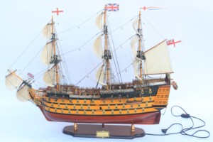 Maquette de navire à voile artisanale HMS VICTORY avec éclairage - Décoration intérieure pour les amateurs de navigation - Product Image 2