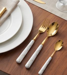 Ensemble de couverts modernes plaqués or avec manches en marbre, compatibles lave-vaisselle, pour table de mariage et repas. - Product Image 5