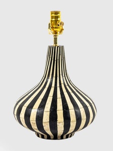 Lampe de table Art Déco personnalisable faite à la main avec incrustations en os, tendance et en promotion, pour la décoration intérieure et les anniversaires - Product Image 1