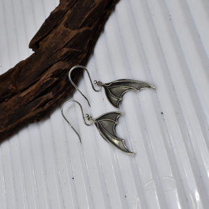 Divyansh Gems Jewellers Boucles d'oreilles pendantes Aile de chauve-souris en argent oxydé, style gothique, Aile de vampire, faites à la main, bijoux de luxe et de caractère pour - Product Image 2