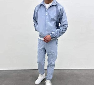 Ensemble de survêtement deux pièces hiver décontracté avec veste coupe-vent en nylon tissé, doublée, épaisse, écologique, à capuche et logo, et pantalon - Product Image 2