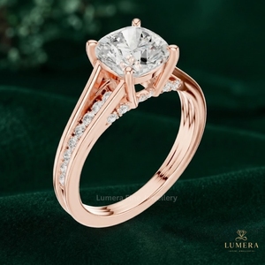 Anillo de Diamante Corte Cojín con Piedra Cuadrada, Delicados Detalles Pavé, Diseño de Hombro Dividido y Anillo de Joyería de Oro de Lujo Personalizado - Product Image 4