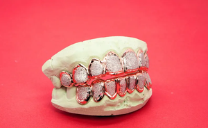 Hiphop Dental Grillz, Juego Completo Chapado en Oro Real de 22k con Banda Roja, Joyería de Moda Unisex para Uso Diario - Product Image 3