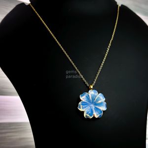 Collar con colgante de flor de opalita natural para mujer, colgante floral de cristal de opalita tallado a mano, hecho a mano, venta al por mayor - Product Image 2