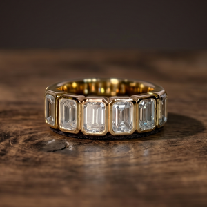 Anillo de banda de oro macizo de 18 quilates con seis diamantes cultivados en laboratorio con corte esmeralda y engaste de bisel, ideal para regalo de compromiso, boda o aniversario. - Product Image 1