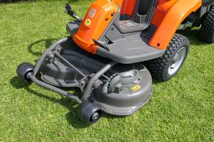 Tondeuse autoportée à essence Husqvarna R112C, largeur de coupe 85 cm, tracteur de jardin, coupe-herbe, machine compacte et puissante - Product Image 5
