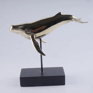 Escultura decorativa de ballena de latón, adorno de mesa perfecto para sala de estar, oficina, estudio, biblioteca y restaurantes. - Product Image 2
