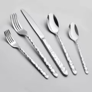 Ensemble de couverts élégants en acier inoxydable, conçu pour une expérience haut de gamme et une utilisation en cuisine - Product Image 1