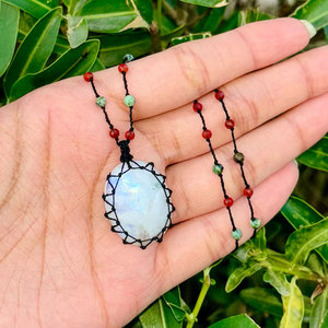 Collier pendentif en macramé fait main avec pierre de lune, vente en gros - Product Image 1