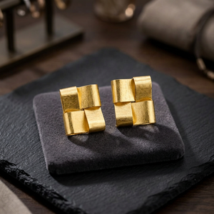 SOUMYA CREATIONS Boucles d'oreilles clous géométriques modernes en laiton plaqué or pour femmes, bijoux tendance pour les fêtes, provenant du Rajasthan - Product Image 3