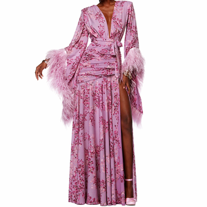 Vestido largo floral con adornos de plumas |   Elegante Vestido de Noche Largo con Abertura Alta y Mangas Largas |   Vestido de Fiesta Sofisticado con Apliques Florales en 3D - Product Image 1