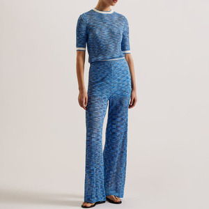Ensemble de sport décontracté pour femme en toile, deux pièces, uni, avec soutien-gorge de yoga sans couture à bretelles réglables et pantalon taille haute effet push-up au-dessus du genou - Product Image 1