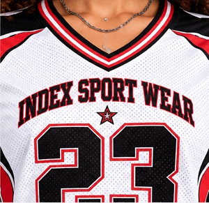 Camiseta Deportiva de Fútbol Americano para Mujer, Cuello en V, Manga Corta, Número 23 Estampado, Rojo, Blanco y Negro, Estilo Crop Top - Product Image 6