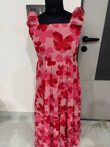 Vestido casual de mujer al por mayor, estilo occidental, rosa, con estampado floral, cuello cuadrado, sin mangas, con volantes y falda acampanada escalonada. - Product Image 1