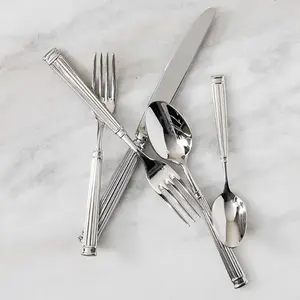 Ensemble de couverts en métal à motifs élégants pour dîner formel et décoration de table festive - Product Image 5