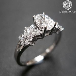 Anillo de Compromiso de Plata para Mujer Charm_Jewells con Moissanita de Corte Cojín, Certificado IGI, Engaste Clásico de Garras, Diseño Floral - Product Image 4