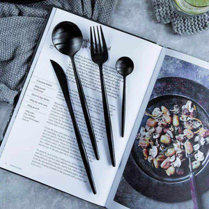 ชุดช้อนส้อมสแตนเลสสีดำคุณภาพสูง พร้อมมีด ส้อม ช้อนขนมหวาน ช้อนส้อมแบบตะวันตก สำหรับใช้ในบ้าน ราคาประหยัด - Product Image 4
