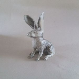 Figura de conejo de aluminio fundido hecha a mano, escultura de conejito juguetón, decoración metálica de animales para interiores modernos. - Product Image 3