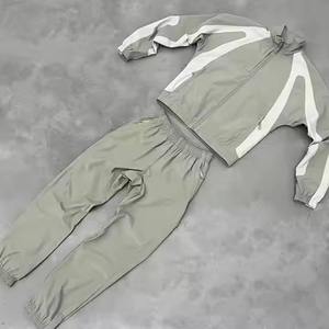 Vêtements de sport en nylon personnalisés en gros OEM/ODM pour hommes, coupe-vent imperméables à fermeture éclair, ensembles de joggers, sweats à capuche et sweats légers - Product Image 1