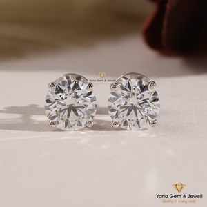 Regala Sorpresa con Aretes Clásicos de Corte Redondo con Diamantes CVD Cultivados en Laboratorio de 6 TCW, Certificados por IGI, Color F, Claridad VVS2, Oro Sólido de 14K - Product Image 1