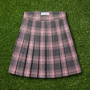 Kilt utilitaire écossais rose et gris à carreaux pour homme, avec poches cargo et sangles à boucle réglables, style écossais, vêtement de travail personnalisé - Product Image 6