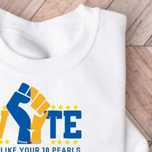 Sudadera personalizada VOTE blanca para mujer, con estampado gráfico de la hermandad griega Sigma Gamma Rho, cuello redondo, estilo casual, de forro polar. - Product Image 4