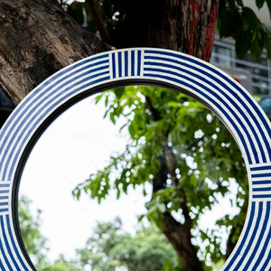 Espejo Redondo con Incrustaciones de Hueso y Rayas Azules — Espejo Decorativo de Pared Hecho a Mano - Product Image 3