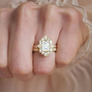 Anillo de Compromiso de Oro Amarillo de 14K con Diamante Cultivado en Laboratorio, Corte Esmeralda, Estilo Art Deco - Product Image 2