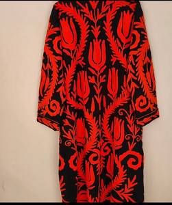 Veste kimono longue en velours noir brodée à la main de style Suzani indien, motif floral rouge tulipe vintage pour femme, vente en gros - Product Image 5